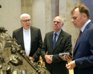 Dr. Gerhard Lutz (rechts, hier mit Bischof Norbert Trelle während eines Besuchs des damaligen Bundestagspräsidenten Norbert Lammert im Hildesheimer Dom im Jahr 2017) wechselt vom Dommuseum Hildesheim zum Cleveland Museum of Art in Ohio/USA.