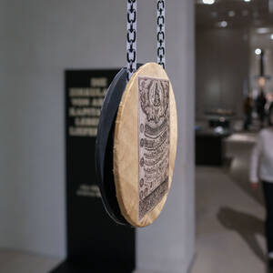 Ausstellung Dommuseum Hildesheim Die Zirkulation von Arbeit, Kapital und Leben als LieferketteAusstellung vom 29. Oktober 2025 bis 6. April 2026 von Alice Creischer und Andreas Siekmann