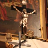 Das Ökumene-Kreuz vor dem Altarkreuz