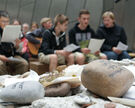 Jugendliche und junge Erwachsene sind zu einem „Weg der Versöhnung“ auf dem Gelände der KZ-Gedenkstätte Bergen-Belsen eingeladen.