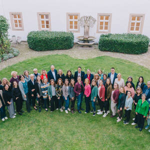 Gruppenfoto der Mentees, Mentor*innen, Mitglieder der Programmsteuerungsgruppe und Verantwortlichen des Hildegardis-Vereins auf einer Rasenfläche