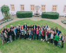Gruppenfoto der Mentees, Mentor*innen, Mitglieder der Programmsteuerungsgruppe und Verantwortlichen des Hildegardis-Vereins auf einer Rasenfläche
