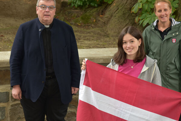 Die neue Bonifatius-Praktikantin aus dem Bistum Hildesheim: Eva-Maria Nörthemann (Mitte) mit Msgr. Georg Austen, Generalsekretär des Bonifatiuswerkes und Projektreferentin Julia Jesse (hinten v.l.).