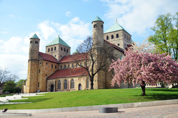 Schauplatz eines bedeutenden Ereignisses: Mit einem gemeinsamen Buß- und Versöhnungsgottesdienst in der Hildesheimer Michaeliskirche haben die katholische und evangelische Kirche in Deutschland heute eine Umkehr von der Jahrhunderte währenden Geschichte gegenseitiger Verletzungen und Abgrenzung vollzogen.