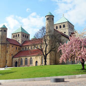 Schauplatz eines bedeutenden Ereignisses: Mit einem gemeinsamen Buß- und Versöhnungsgottesdienst in der Hildesheimer Michaeliskirche haben die katholische und evangelische Kirche in Deutschland heute eine Umkehr von der Jahrhunderte währenden Geschichte gegenseitiger Verletzungen und Abgrenzung vollzogen.