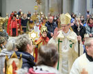 Rund 350 als Heilige Drei Könige festlich verkleidete Kinder und Jugendliche sowie deren Begleiterinnen und Begleiter waren für den Sternsingerdank-Gottesdienst mit Bischof Wilmer in den Hildesheimer Dom gekommen.