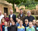 Setzten ein Zeichen für die Bewahrung der Schöpfung: Kinderliedermacher Reinhard Horn, TV-Moderator Juri Tetzlaff, der Hildesheimer Bischof Dr. Heiner Wilmer, Zoodirektor Andreas Michael Casdorff und Bonifatiuswerk-Generalsekretär Monsignore Georg Austen (v.l.) mit Viertklässlern der Kardinal-Galen-Schule Hannover.