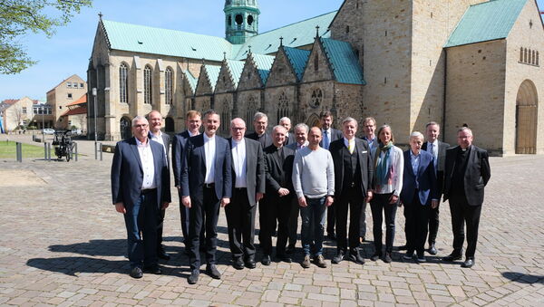 Am heutigen Mittwoch hat zum ersten ein Treffen der Bischöfe der Diözesen Hamburg, Osnabrück und Hildesheim mit der Unabhängigen Aufarbeitungskommission Nord stattgefunden. An dem Gespräch in Hildesheim nahmen auch die Generalvikare der drei Bistümer teil.