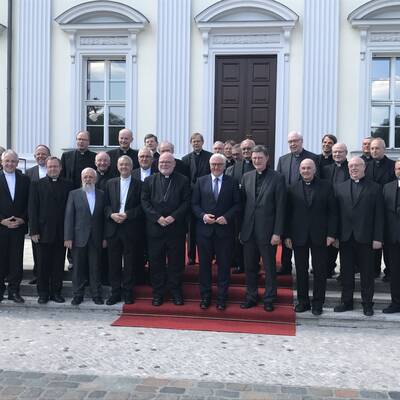 Gruppenbild mit Bundespräsident: Frank-Walter Steinmeier im Kreise der 27 deutschen Diözesanbischöfe, die den Ständigen Rat der Deutschen Bischofskonferenz bilden.