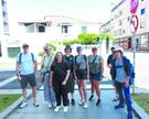 Eine kleine Gruppe macht einen Spaziergang durch die Stadt Vila do Conde