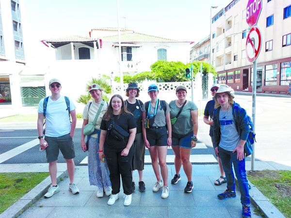 Eine kleine Gruppe macht einen Spaziergang durch die Stadt Vila do Conde