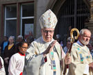 Bischof Norbert Trelle feiert mit den Katholiken in Hildesheim das Fronleichnamsfest.