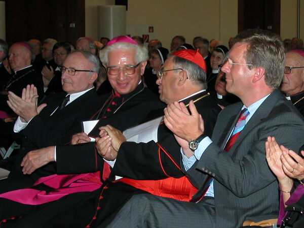 Der gestern verstorbene Theologe Johann Baptist Metz (links im Bild während der Feier zum 75. Geburtstag von Bischof Dr. Josef Homeyer im Jahr 2004) stand in vielfältigen Beziehungen zum Bistum Hildesheim.