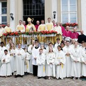 Zahlreiche Priester und Ministranten feierten den Weihegottesdienst im Hildesheimer Dom mit. Hier freuen sie sich im Anschluss mit den beiden neuen Priestern Fabian Boungard und Benedikt Heimann.