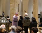 Während des Aschermittwoch-Gottesdienstes im Hildesheimer Dom zeichnete Bischof Dr. Heiner Wilmer SCJ das Aschekreuz als Symbol der Buße und des Neubeginns auf die Stirn der Gläubigen.