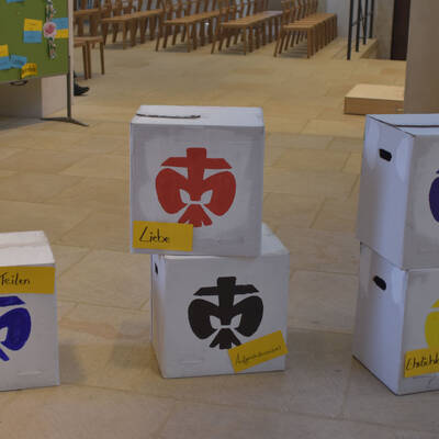 Am Samstag waren alle Pfadfinderinnen und Pfadfinder nach Hildesheim eingeladen, um die Georgsmesse im Dom zu feiern. Vor dem Gottesdienst fand ein Veranstaltungsprogramm auf dem Domhof statt.
