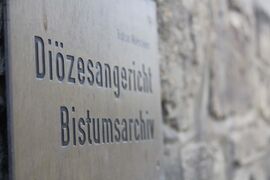 Schild mit der Aufschrift Diözesangericht am Haus.