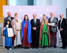 Die Sternsinger Lukas (9), Eleonora (13), Ineke (13) und Matthias (13) sowie Begleiter Michael Hanke aus der Pfarrgemeinde Corpus Christi in Rotenburg/Wümme und der Filialkirche Christ König in Zeven vertraten das Bistum Hildesheim am Donnerstagnachmittag beim Sternsinger-Empfang von Bundeskanzler Olaf Scholz zur 65. Aktion Dreikönigssingen. Zum Gruppenfoto mit dem Kanzler stellten sie sich gemeinsam mit Pfarrer Dirk Bingener, Präsident des Kindermissionswerks ‚Die Sternsinger‘, und Domvikar Stefan Ottersbach, Bundespräses des Bundes der Deutschen Katholischen Jugend (BDKJ), im Bundeskanzleramt auf.