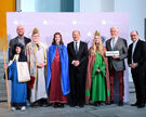 Die Sternsinger Lukas (9), Eleonora (13), Ineke (13) und Matthias (13) sowie Begleiter Michael Hanke aus der Pfarrgemeinde Corpus Christi in Rotenburg/Wümme und der Filialkirche Christ König in Zeven vertraten das Bistum Hildesheim am Donnerstagnachmittag beim Sternsinger-Empfang von Bundeskanzler Olaf Scholz zur 65. Aktion Dreikönigssingen. Zum Gruppenfoto mit dem Kanzler stellten sie sich gemeinsam mit Pfarrer Dirk Bingener, Präsident des Kindermissionswerks ‚Die Sternsinger‘, und Domvikar Stefan Ottersbach, Bundespräses des Bundes der Deutschen Katholischen Jugend (BDKJ), im Bundeskanzleramt auf.