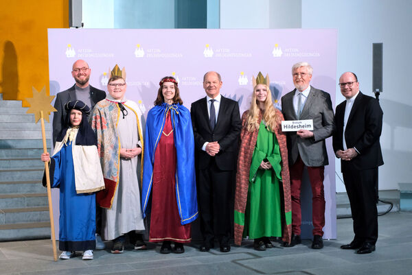 Die Sternsinger Lukas (9), Eleonora (13), Ineke (13) und Matthias (13) sowie Begleiter Michael Hanke aus der Pfarrgemeinde Corpus Christi in Rotenburg/Wümme und der Filialkirche Christ König in Zeven vertraten das Bistum Hildesheim am Donnerstagnachmittag beim Sternsinger-Empfang von Bundeskanzler Olaf Scholz zur 65. Aktion Dreikönigssingen. Zum Gruppenfoto mit dem Kanzler stellten sie sich gemeinsam mit Pfarrer Dirk Bingener, Präsident des Kindermissionswerks ‚Die Sternsinger‘, und Domvikar Stefan Ottersbach, Bundespräses des Bundes der Deutschen Katholischen Jugend (BDKJ), im Bundeskanzleramt auf.
