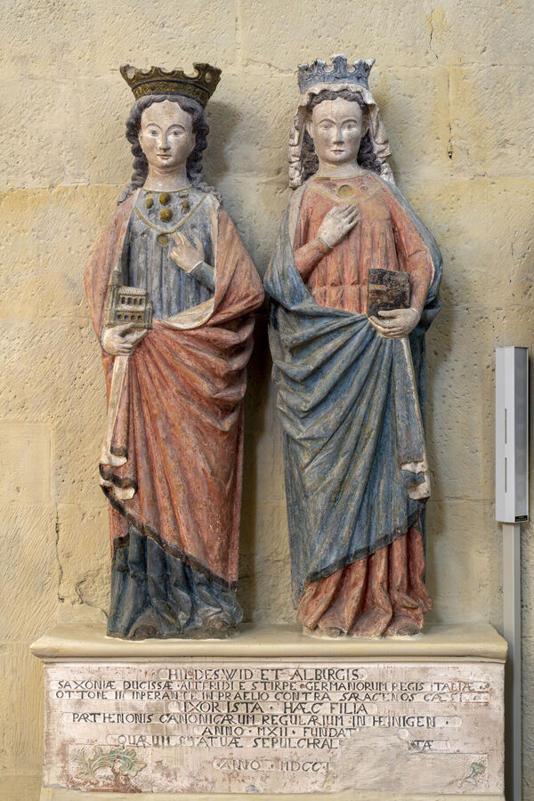 Statuen der Stifterinnen Hildeswid und Alburgis, um 1280, Heiningen, kath. Kirche St. Peter und Paul, ehem. Stiftskirche.
