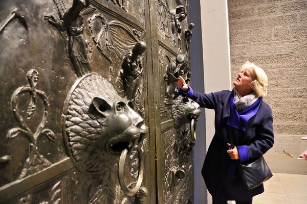 Kulturstaatsministerin Monika Grütters vor der Bernwardstür im Hildesheimer Dom.