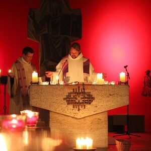 Priester beim Gottesdienst der Exodusgemeinschaft am Altar