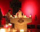 Priester beim Gottesdienst der Exodusgemeinschaft am Altar