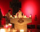 Priester beim Gottesdienst der Exodusgemeinschaft am Altar