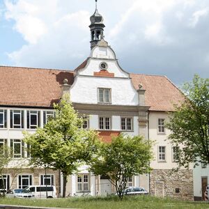 Hauptportal des Bischöflichen Gymnasiums Josephinum in Hildesheim.