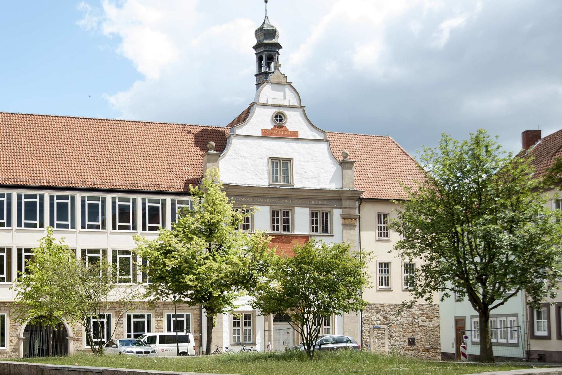 Hauptportal des Bischöflichen Gymnasiums Josephinum in Hildesheim.