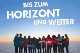 Flyer vom Freiwilligendienst über das Bistum Hildesheim: Gruppe von Freiwilligen auf dem Salzsee mit der Überschrift "Bis zum Horizont und weiter"