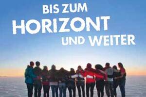 Flyer vom Freiwilligendienst über das Bistum Hildesheim: Gruppe von Freiwilligen auf dem Salzsee mit der Überschrift "Bis zum Horizont und weiter"