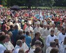 Erzbischof Hans-Josef Becker mit seinen Bischofskollegen beim Einzug zum Abschlussgottesdienst der 3. Nordwestdeutschen Ministrantenwallfahrt auf dem Paderborner Schützenplatz.