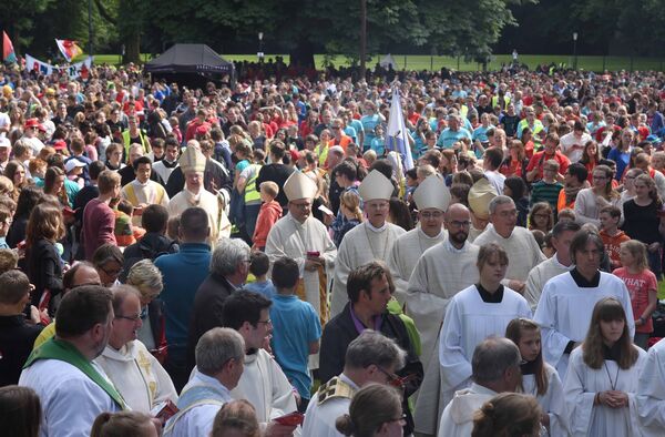 Erzbischof Hans-Josef Becker mit seinen Bischofskollegen beim Einzug zum Abschlussgottesdienst der 3. Nordwestdeutschen Ministrantenwallfahrt auf dem Paderborner Schützenplatz.