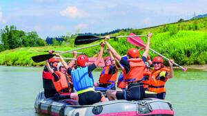 Eine Gruppe in einem Schlauchboot auf einem Fluss.