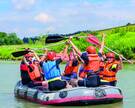 Eine Gruppe in einem Schlauchboot auf einem Fluss.