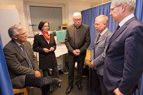 ZDF-Chefredakteur Dr. Peter Frey (links) lässt sich von der Ärztlichen Leiterin Dr. Renate Gräfin von Keller (2. von links) und Projektleiter Dr. Michael Lukas (2. von rechts) nach dem Festakt die Ambulanz der MMM zeigen. Mit dabei: Bischof em. Norbert Trelle (Mitte) und Stefan Schostok, Oberbürgermeister von Hannover.