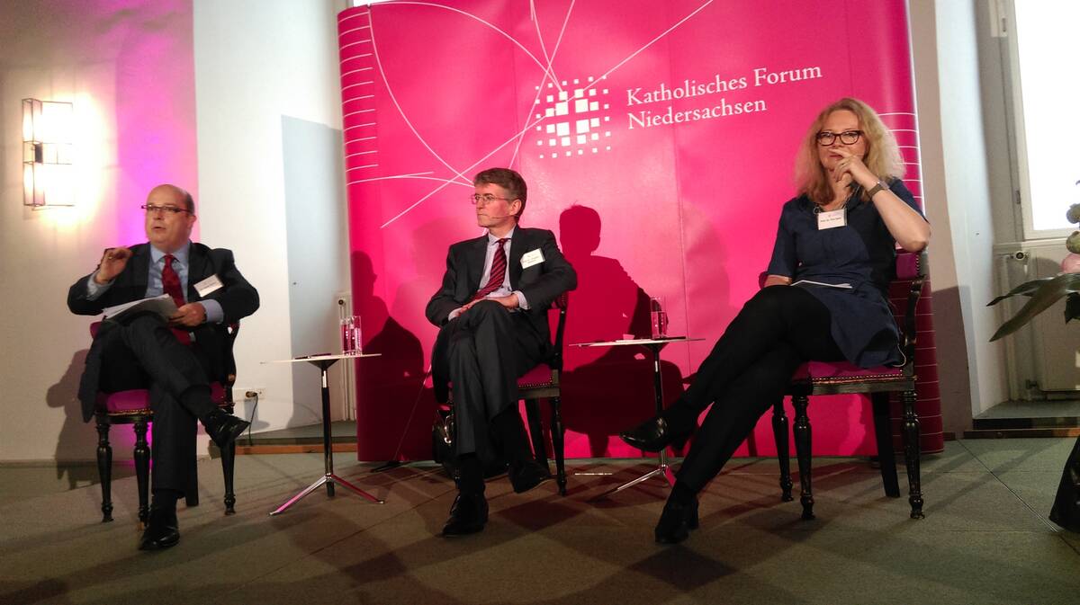 Dr. Guido Heinen (Leiter Wissenschaftliche Dienste, Deutscher Bundestag) modierte die Diskussion zwischen Professorin Tine Stein (Christian-Albrechts-Universität, Kiel) und Professor Christian Waldhoff (Humboldt-Universität Berlin).