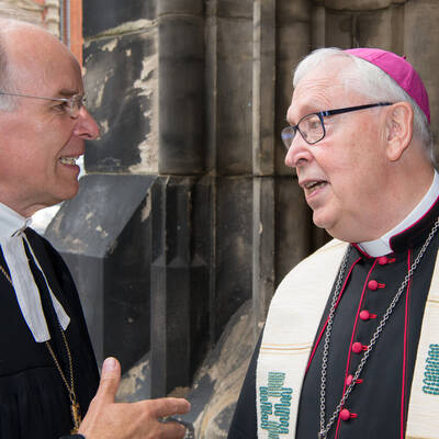 Landesbischof Ralf Meister und Bischof Norbert Trelle im Gespräch vor der Marktkirche in Hannover.