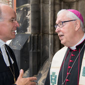 Landesbischof Ralf Meister und Bischof Norbert Trelle im Gespräch vor der Marktkirche in Hannover.