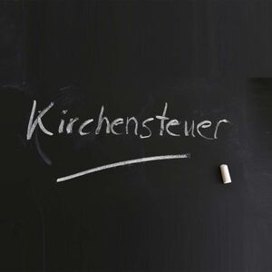 Eine Schiefertafel mit der Aufschrift "Kirchensteuer"