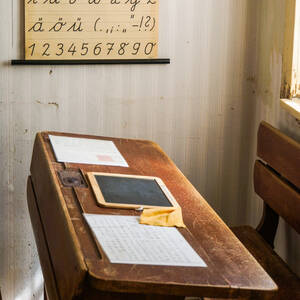 Alte Schulbank aus Holz mit Schreibtafel