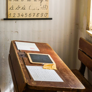 Alte Schulbank aus Holz mit Schreibtafel