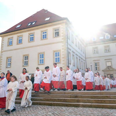 Ministrantinnen und Ministranten aus vielen Orten im Bistum Hildesheim kamen zur Feier der Chrisam-Messe nach Hildesheim und zogen mit Priestern, Diakonen und Bischöfen in den Hildesheimer Dom ein.