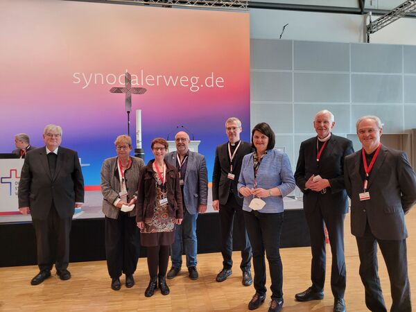 Aus dem Bistum Hildesheim in Frankfurt (von links nach rechts): Weihbischof Heinz-Günter Bongartz, Andrea Fischer, Manuela Weinhardt-Franz, Winfried Quecke, Bischof Dr. Heiner Wilmer SCJ, Dr. Maria Flachsbarth, Weihbischof Dr. Nikolaus Schwerdtfeger, Domkapitular Wolfgang Voges.