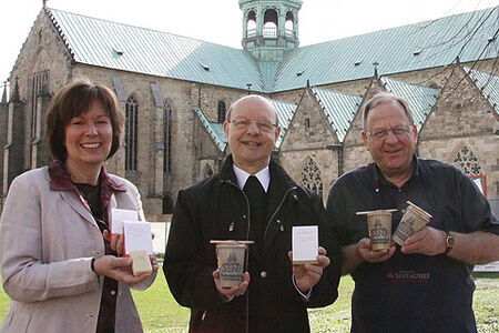 Weihbischof Koitz mit den Herstellern von Senf und Seife für den Shop Domsanierung