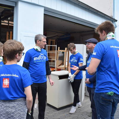 Bischof Dr. Heiner Wilmer im Gespräch mit Jugendlichen und Pater Hans-Martin Rieder.