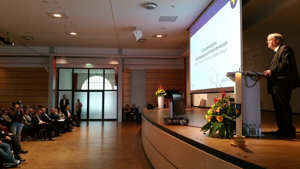 Weihbischof Heinz-Günter Bongartz begrüßte die mehr als 500 Teilnehmerinnen und Teilnehmer des Bundeskongresses Notfallseelsorge in Hannover und dankte ihnen für ihren Dienst an der Seite von Menschen in Not.