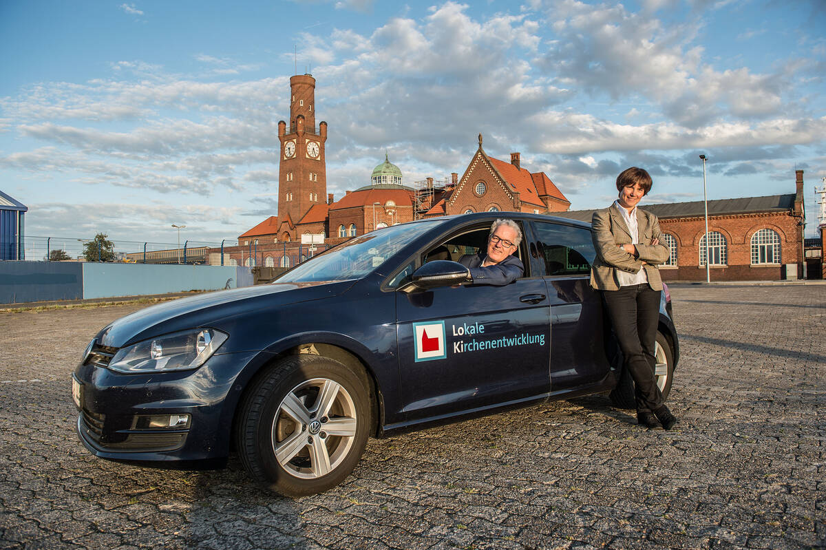 Unterwegs für die lokale Kirchenentwicklung: Generalvikariatsrat Dr. Christian Hennecke und Christiane Müßig während ihres Besuchs in Cuxhaven.